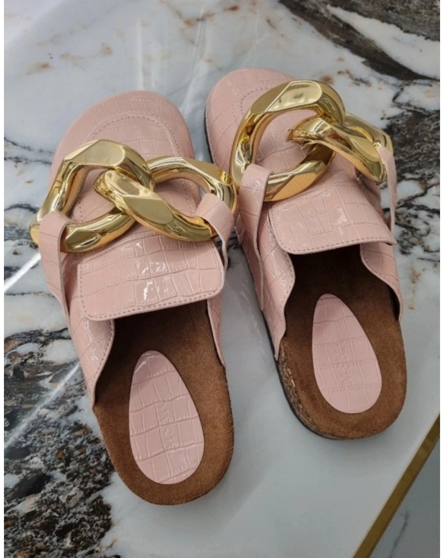 Klapki lakierowane z klamrą...