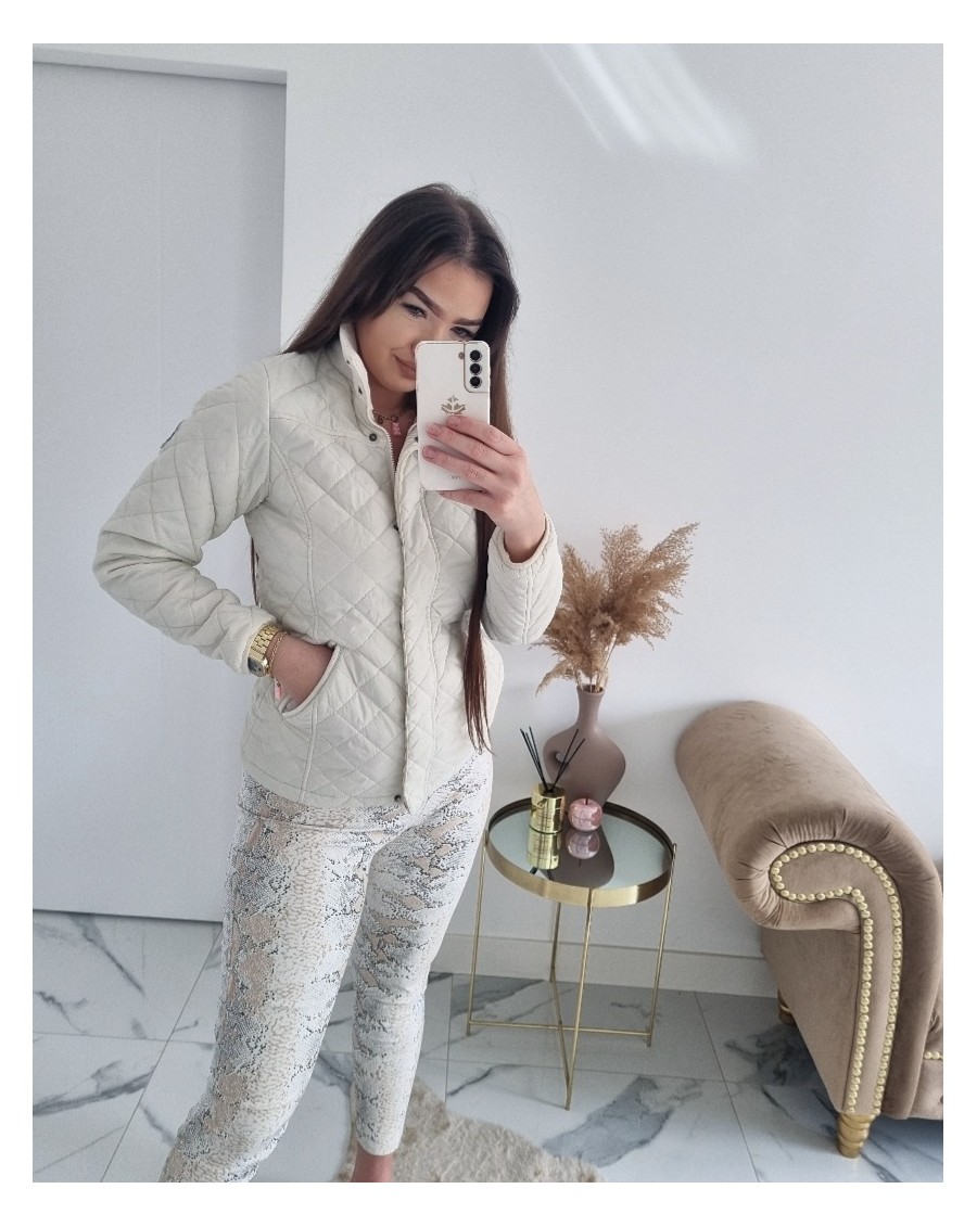 Kremowa pikowana kurtka...